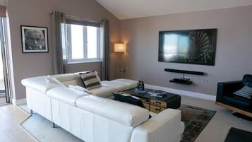 TV, peis og bordtennis