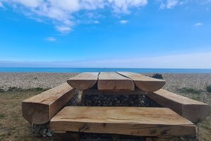 På stranden