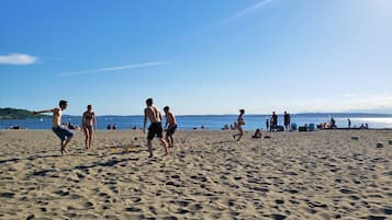 Plage à proximité, chaises longues, serviettes de plage