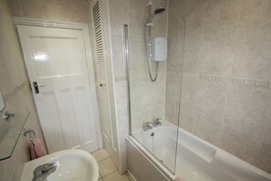 Combined shower/tub, hair dryer, towels, toilet paper - Lymm Cottage (Lymm)