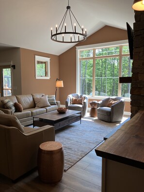 Smart TV, chimenea y libros 