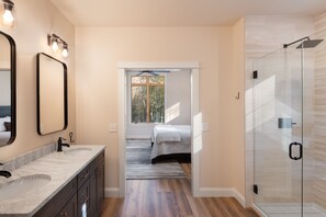 Bathtub, hair dryer, towels, soap - Lovely brand new private home in the White Mountains! (Franconia)