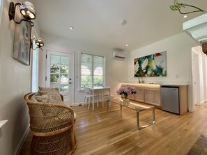 Design-Apartment | Wohnbereich | 40-Zoll-Smart-TV mit Digitalempfang, Fernseher