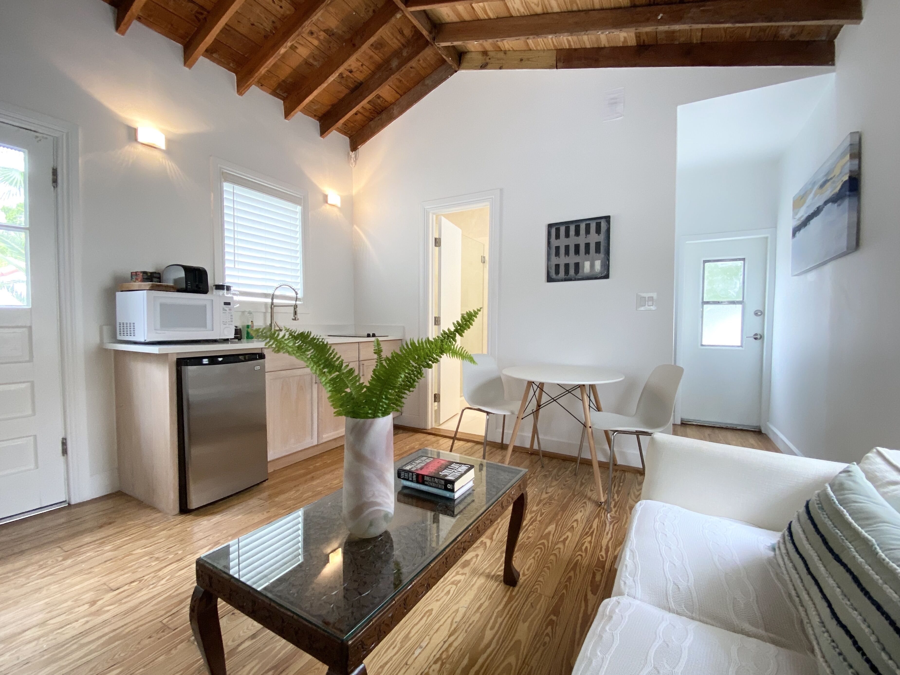 Estudio tradicional | Zona de estar | Smart TV de 40 pulgadas con canales digitales, una televisión