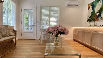 Apartamento de diseño | Zona de estar | Smart TV de 40 pulgadas con canales digitales, una televisión