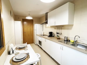 Frigorífico, microondas, horno y placa de cocina