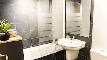 Baignoire, sèche-cheveux, bidet, serviettes fournies