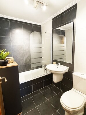 Een bad, een haardroger, een bidet, handdoeken