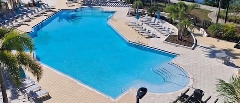 Una piscina al aire libre, una piscina climatizada