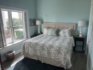 2 bedrooms, iron/ironing board, free WiFi, bed sheets - Oceanfront/Intercoastal Waterway (Newport)