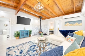 Televisión, chimenea y futbolito