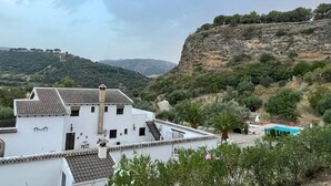 A white building with a tiled roof, a staircase, and a swimming pool. - Hotel La Mirada de Ronda  (Ronda)