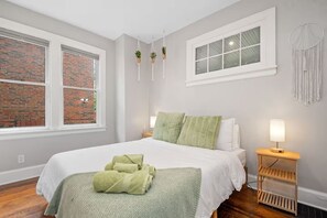 3 bedrooms, desk, iron/ironing board, free WiFi - Fire Pit, Sunroom, Hanging Chair, 10mi to city (Cincinnati)