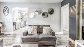 Smart TV, stereo - King Size Bed Bungalow with a Gym in Indianapolis (Indianapolis)