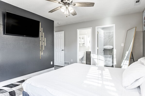 3 bedrooms, in-room safe, desk, iron/ironing board - King Size Bed Bungalow with a Gym in Indianapolis (Indianapolis)