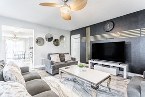 Smart TV, stereo - King Size Bed Bungalow with a Gym in Indianapolis (Indianapolis)