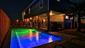 Una piscina al aire libre, una piscina climatizada