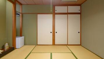 Traditional Twin Room, Smoking | Iron/ironing board, free WiFi