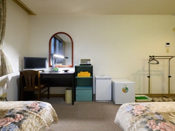 Economy Twin Room, Smoking