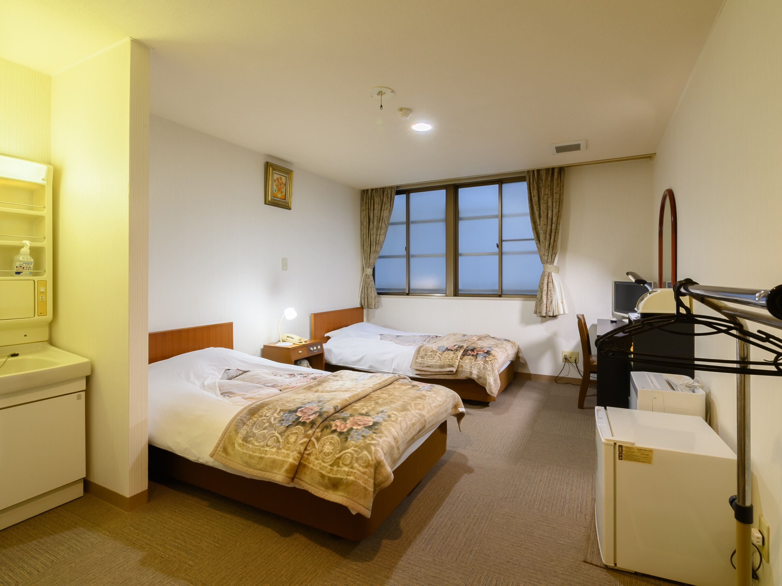 Economy Twin Room, Smoking