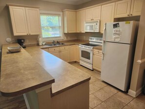 Full-size fridge, microwave, oven, stovetop