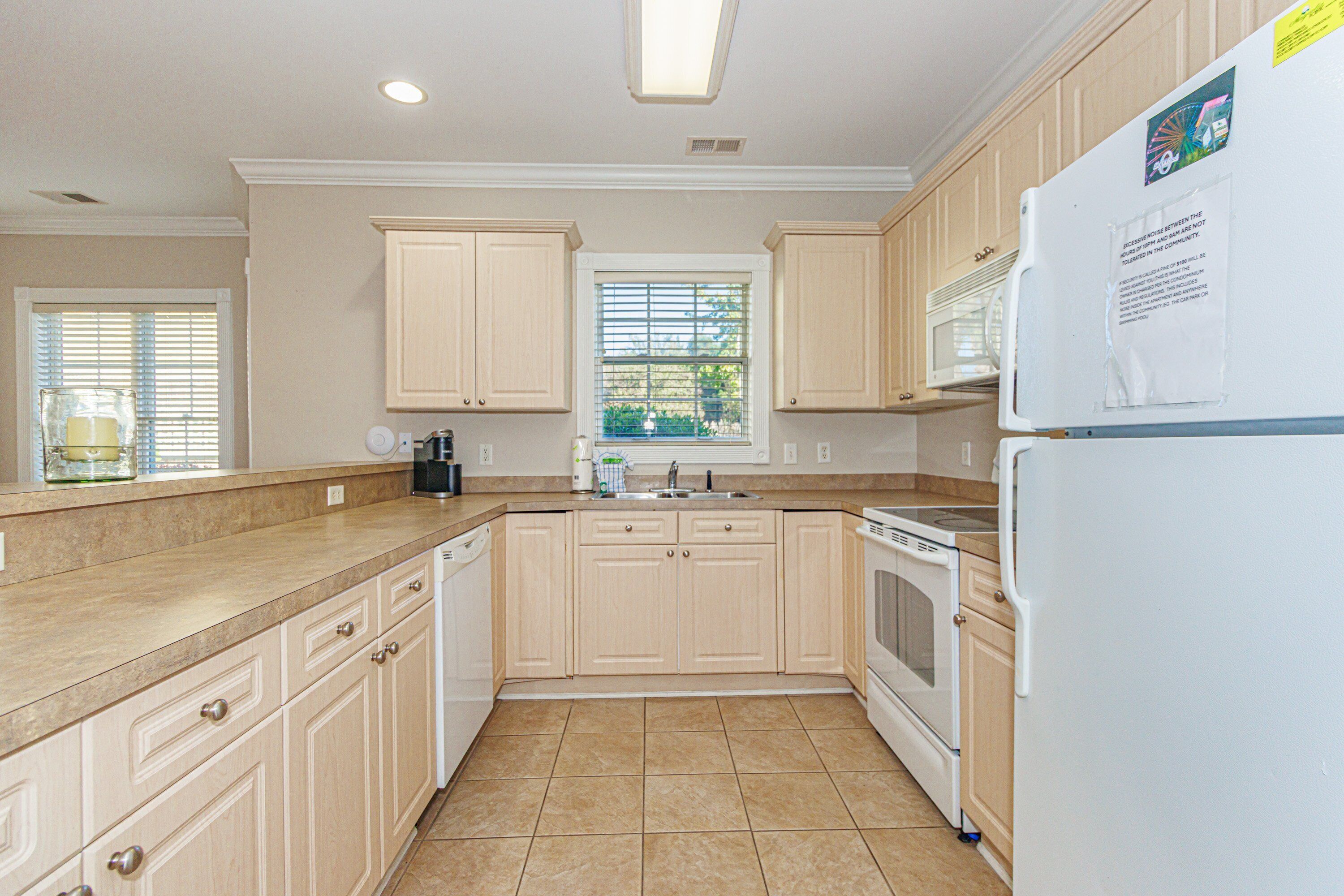 Großer Kühlschrank, Mikrowelle, Ofen, Herdplatte