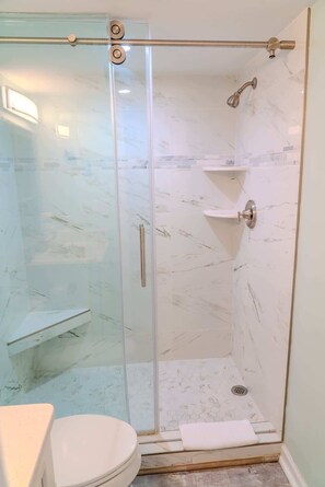 Dusche, Haartrockner, Handtücher, Shampoo