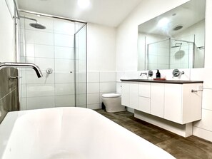 Bathtub, hair dryer, towels, soap - Spacious home for large getaways (Barwon Heads)