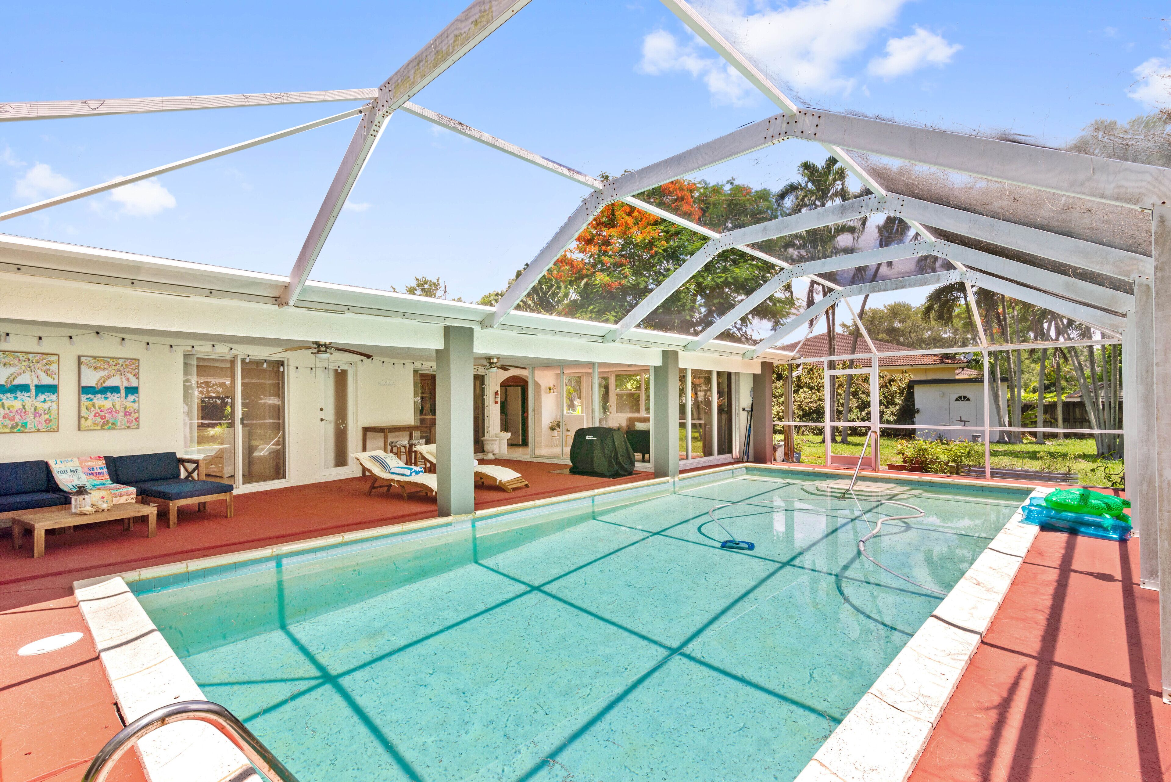 Nice and quite neighborhood close to malls, parks and restaurants