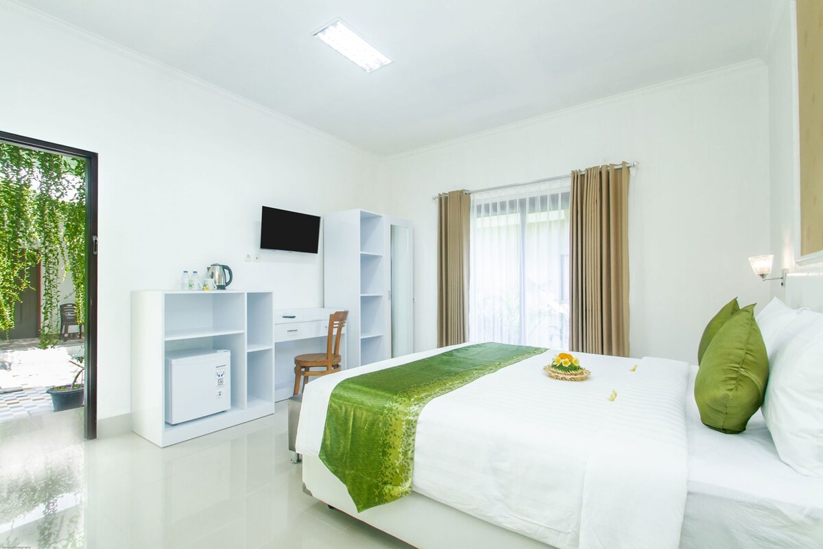 Espacio para trabajar con un portátil, wifi gratis, ropa de cama