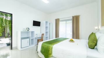 Deluxe Double Room | Laptop workspace, free WiFi, bed sheets