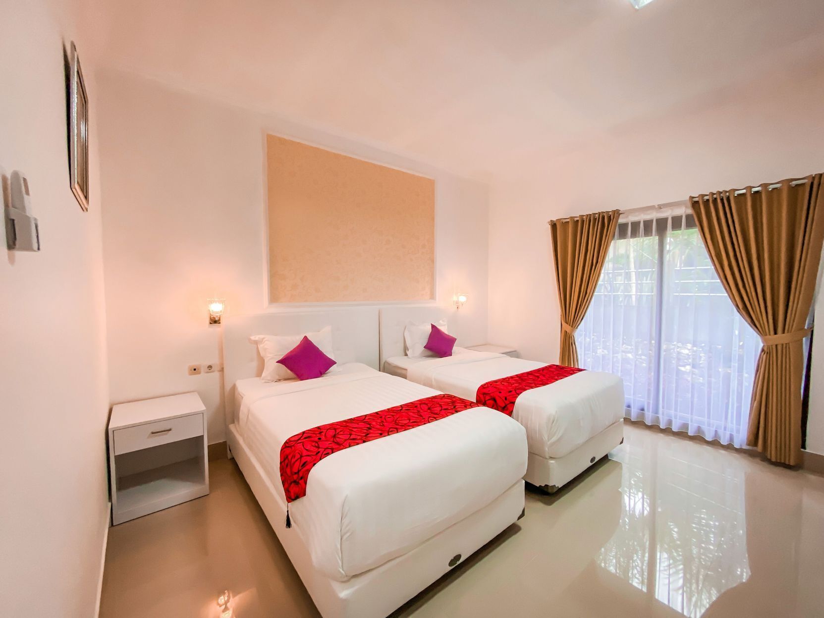 Laptop workspace, free WiFi, bed sheets