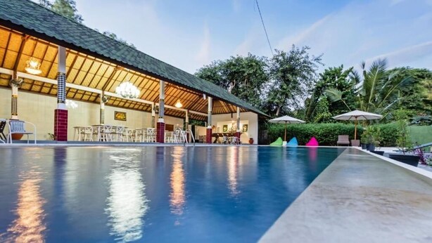 A swimming pool with a covered area and outdoor seating. - Kesari Penida by Mahaprana Home (Penida Island)