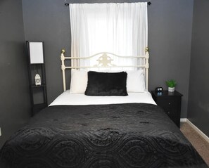 3 Schlafzimmer, Schreibtisch, Bügeleisen/Bügelbrett, Reisekinderbett