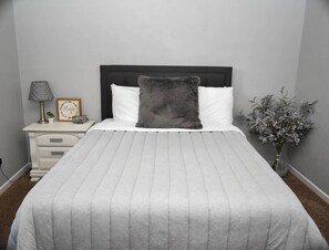 3 Schlafzimmer, Schreibtisch, Bügeleisen/Bügelbrett, Reisekinderbett