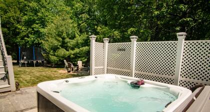 Spring Sale! Near Wisp! Hot tub & Fire pit! Walk to the lake! Great Location!