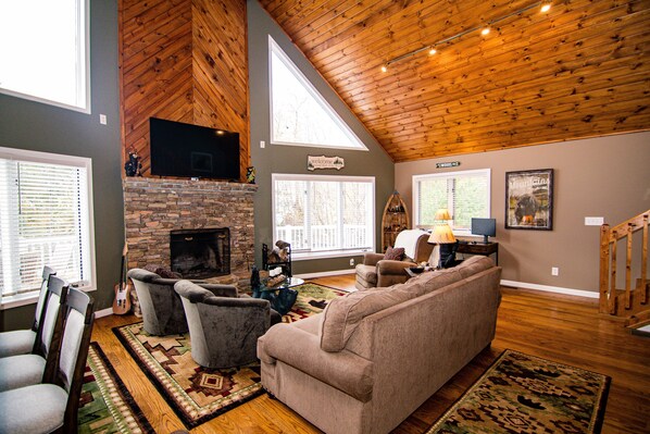 Téléviseur connecté, foyer, livres, écran d’ordinateur