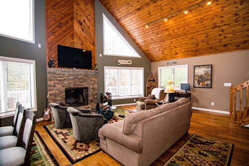 Spring Beauty! Hot tub & Fire pit! Great Location! Walk to the Lake!