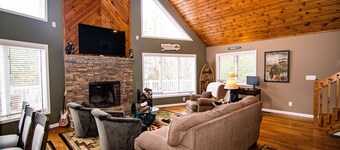 Spring Beauty! Hot tub & Fire pit! Great Location! Walk to the Lake!
