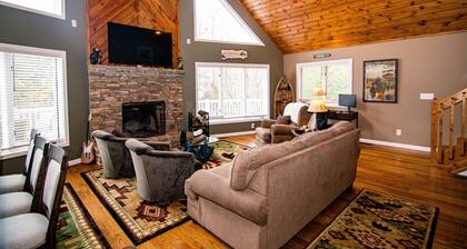 Spring Beauty! Hot tub & Fire pit! Great Location! Walk to the Lake!