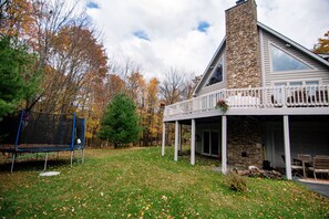 Property grounds - Spring Beauty! Hot tub & Fire pit! Great Location! Walk to the Lake! (Swanton)