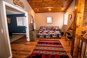 4 bedrooms, desk, iron/ironing board, free WiFi - Spring Beauty! Hot tub & Fire pit! Great Location! Walk to the Lake! (Swanton)