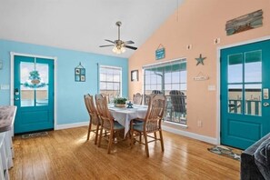 Dining - Waterfront Home With Private Fishing Pier on Turtle Bay (Palacios)