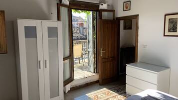 2 Schlafzimmer, Schreibtisch, Bügeleisen/Bügelbrett, Reisekinderbett