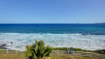 En la playa, camastros y toallas de playa