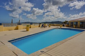 حمّام سباحة خارجي