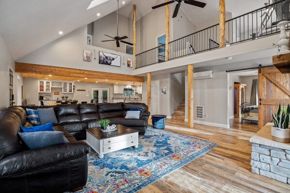 Smart TV, chimenea, videojuegos y reproductor de DVD 