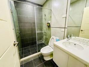 Shower, rainfall showerhead, hair dryer, towels - WD hotel (Jinhu)