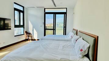 Habitación cuádruple clásica | Ropa de cama de alta calidad y edredones de plumas