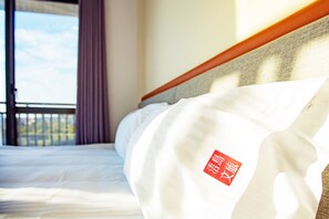Premium bedding, down comforters, pillowtop beds, desk - WD hotel (Jinhu)